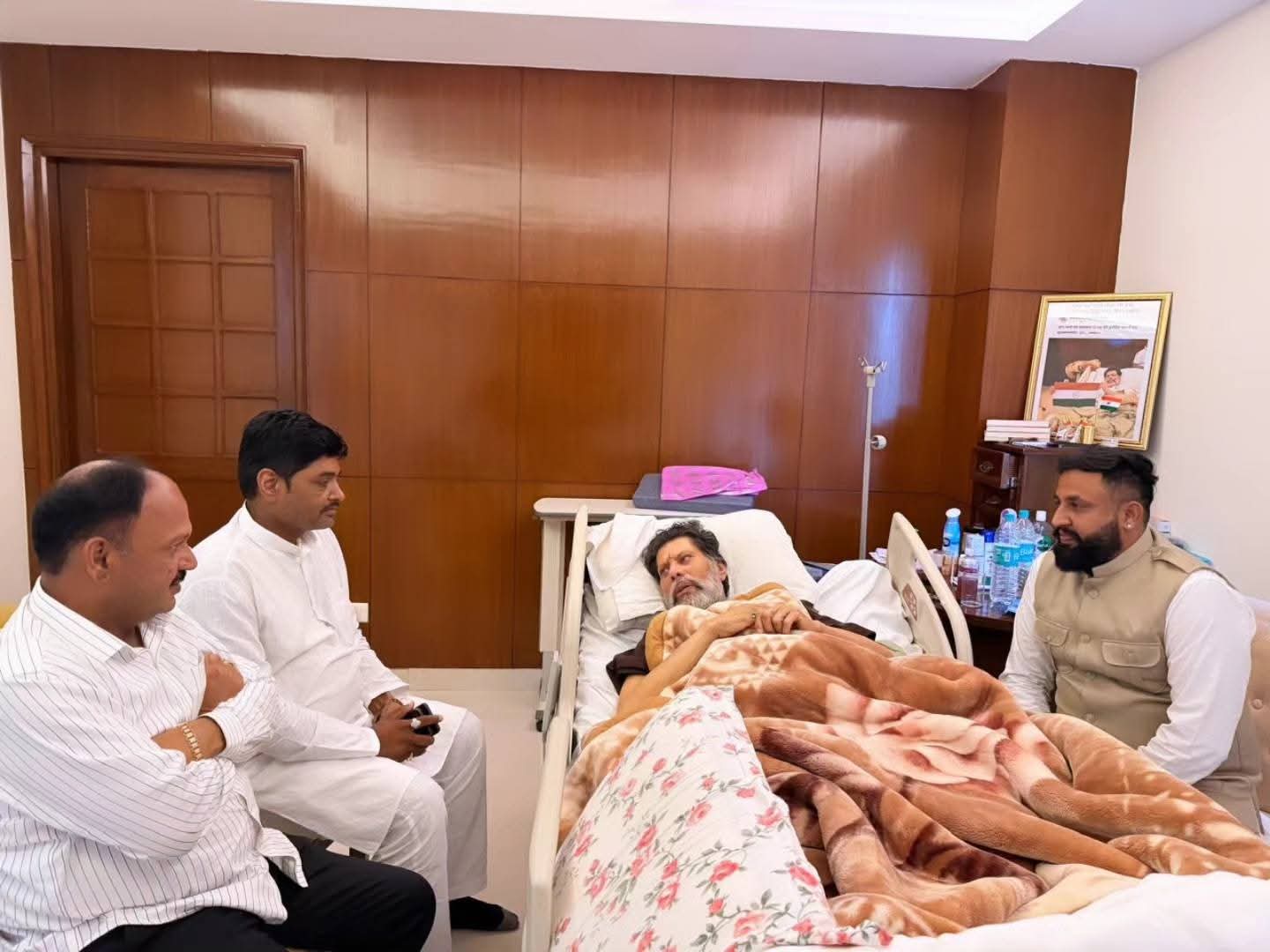 भाजपा प्रदेश अध्यक्ष किरण सिंह देव से मिले जनप्रतिनिधि एवं भाजपा नेता, जाना स्वास्थ्य का हाल