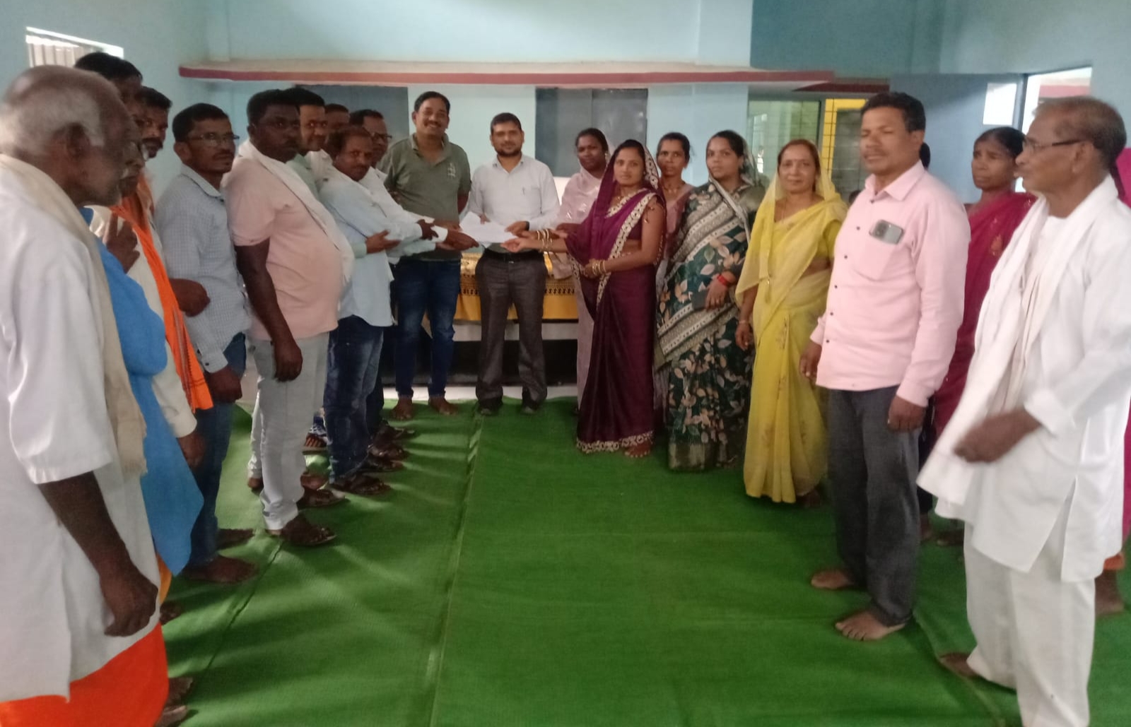 अल्पवर्षा से फसल नुकसान, किसानों ने सूखा घोषित करने तहसीलदार को सौंपा ज्ञापन